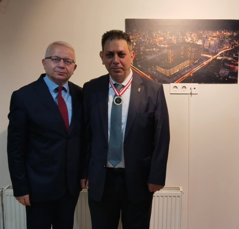 Derneğimize olan değerli üyelikleri, katkıları ve destekleri anısına SİYÖMDER Üyelik Madalyası takdim edilmiştir.