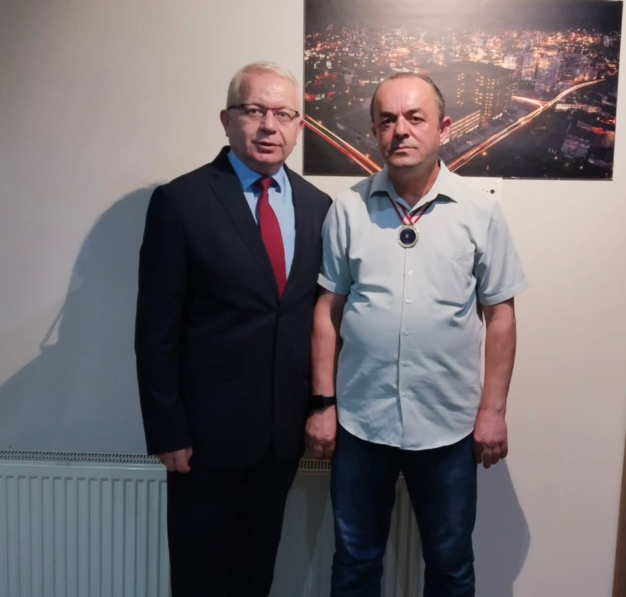 Derneğimize olan değerli üyelikleri, katkıları ve destekleri anısına SİYÖMDER Üyelik Madalyası takdim edilmiştir.