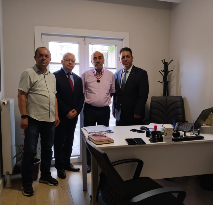 Derneğimize olan değerli üyelikleri, katkıları ve destekleri anısına SİYÖMDER Üyelik Madalyası takdim edilmiştir. 