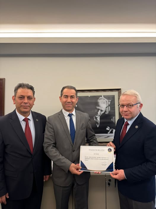 Sayın Ali Yıldız Beye 'Teşekkür Belgesi' takdim edilmiştir.