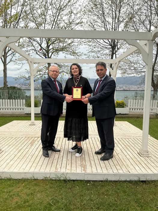 Sayın Fatma Gümüş Şahin Hanımefendi’ye Teşekkür Belgesi takdim edilmiştir.